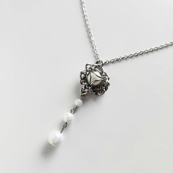 Gothic white pearl rosary necklace with a small silver chain - Picture 7 of 10